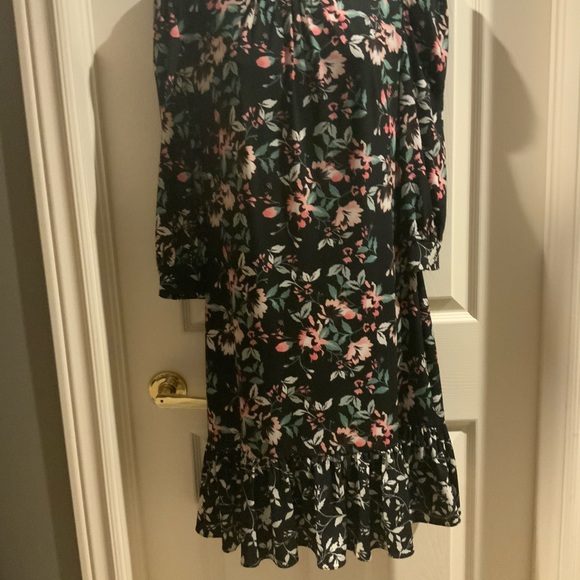 Lovely flowing dress. - Picture 2 of 2